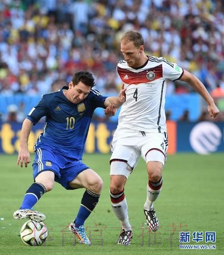 阿圭罗：维尼修斯被视为世界最好三名球员之一